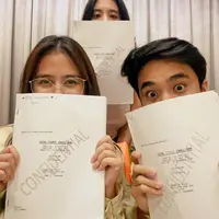 Prilly bersama dengan kedua temannya [Foto: Instagram.com/prillylatuconsina96]