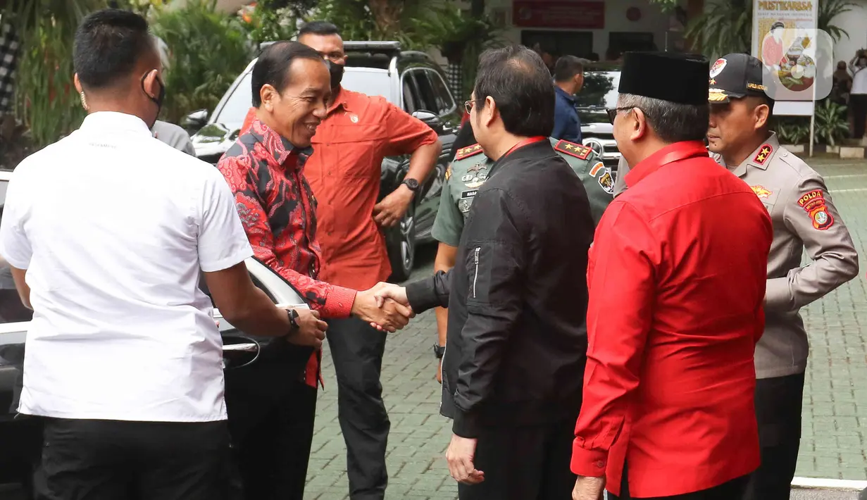 Jokowi tiba sekitar pukul 09.50 WIB, menumpangi sedan berkelir hitam. Jokowi tampak hadir dengan mengenakan setelan batik bernuansa merah dan celana berwarna hitam. (Liputan6.com/Herman Zakharia)
