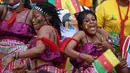 Dua suporter wanita Kamerun berjoget menjelang upacara pembukaan turnamen sepak bola Piala Afrika (CAN) 2021 di Stade d'Olembé di Yaounde (9/1/2022). Kamerun untuk kali kedua menjadi tuan rumah Piala Afrika setelah pada 1972. (AFP/Kenzo Tribouillard)