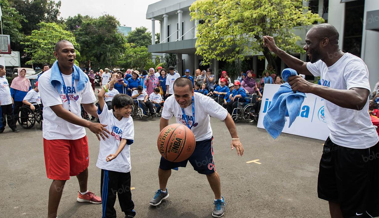Seorang anak penyandang disabilitas antusias mengikuti pelatihan bersama Junior NBA. (Bola.com/Vitalis Yogi Trisna)