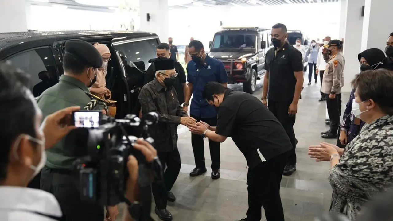 Wakil Presiden (Wapres) Maruf Amin berkunjung ke pusat perbelanjaan Sarinah, Jakarta, Senin (27/6/2022).