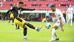 Pemain Borussia Dortmund, Jadon Sancho, melepaskan tendangan saat melawan Augsburg pada laga Bundesliga, Minggu (27/9/2020). Augsburg menang dengan skor 2-0. (Matthias Balk/dpa via AP)