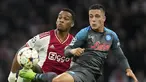 Bek Ajax Amsterdam Jurrien Timber menantang penyerang Napoli Giacomo Raspadori pada matchday ketiga Grup A Liga Champions 2022/2023 di Johan Cruijff ArenA, Rabu (5.10.2022) dini hari WIB. Napoli cukur tuan rumah Ajax Amsterdam 6-1 setelah  ketinggalan lebih dahulu lewat gol Mohammed Kudus. (AP Photo/Peter Dejong)