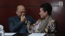 Mario Teguh mencium tangan istrinya, Linna Teguh saat jumpa pers syukuran kemenangan atas kasus Kiswinar, Jakarta, Senin (21/8). Polisi pun telah mengeluarkan Surat Perintah Penghentian Penyidikan (SP3) pada 10 Agustus 2017. (Liputan6.com/Herman Zakharia)