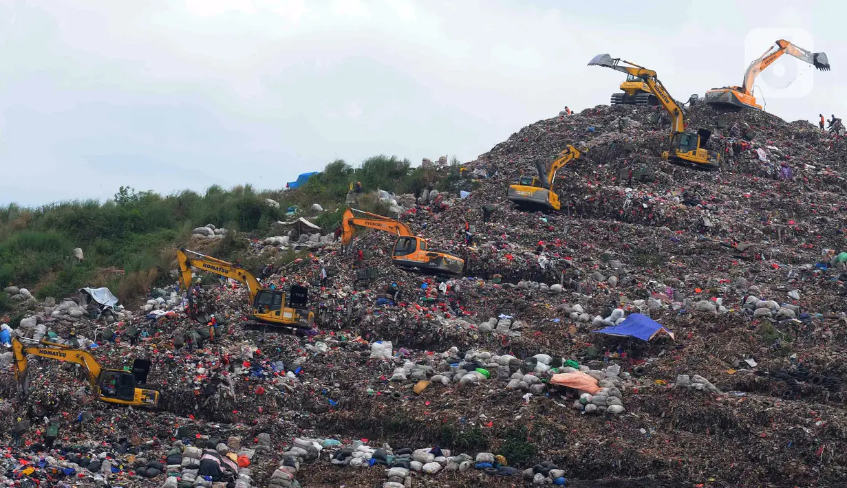 Alat berat melakukan pengerukan sampah di kawasan Tempat Pengolahan Sampah Terpadu (TPST) Bantar Gebang, Bekasi, Jawa Barat, Selasa (17/1/2023). Penjabat (Pj) Gubernur DKI Jakarta Heru Budi Hartono menargetkan fasilitas Landfill Mining dan Refused Derived Fuel (RDF) Plant di TPST Bantar Gebang dapat beropersai mulai akhir Januari. (merdeka.com/Imam Buhori)