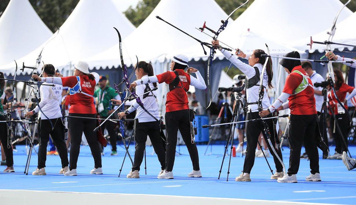 <p>Tim panahan beregu putri Indonesia, Rezza Octavia (kedua kiri), Diananda Choirunnisa (keempat kiri) dan Syifa Nur Afifah Kamal saat berlomba dalam rangkaian kualifikasi cabor panahan Olimpiade Paris 2024 di Invalides Arena, Paris, Kamis (25/7/2024). Tim panahan beregu putri Indonesia berhak lolos ke babak 16 besar dengan mengumpulkan total 1960 poin. (Dok. NOC Indonesia)</p>