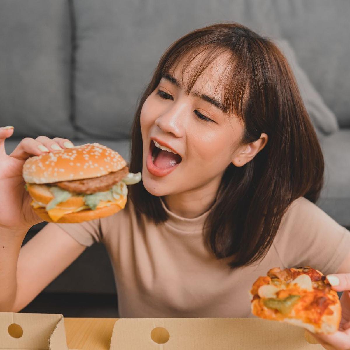 Makan Makanan Cepat Saji