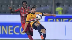 Bek Sampdoria Bartosz Bereszynski berebut bola dengan penyerang Cremonese David Okereke pada pekan ke-11 ajang Serie A di Giovanni Zini Stadium, Senin (24/10/2022). Sampdoria meraih poin penuh saat bertandang ke markas Cremonese. (Claudio Grassi/LaPresse via AP)