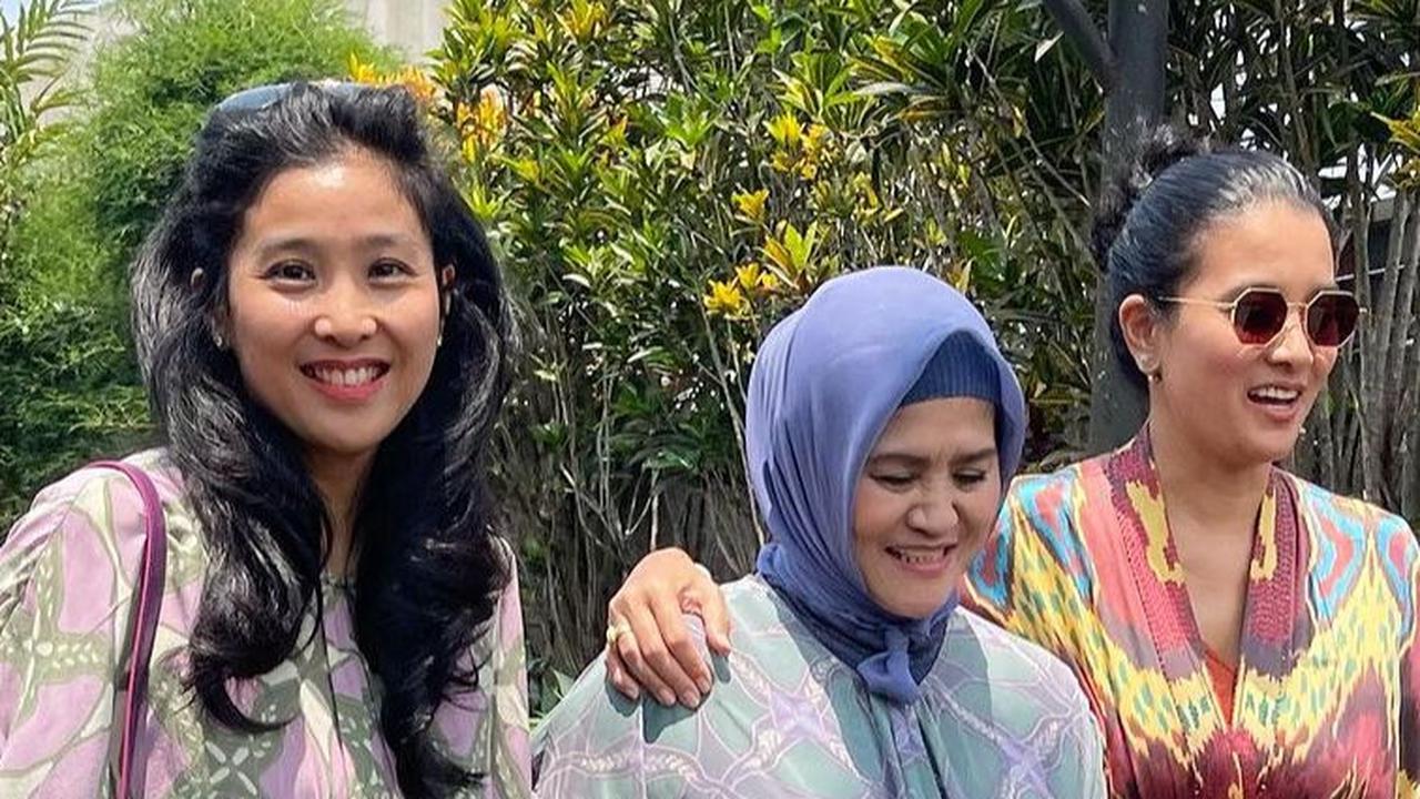Olivia Zalianty Kondangan Bareng Sang Ibu dan Kakak