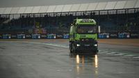 Suasana di sirkuit Silverstone tempat diselenggarakannya MotoGP Inggris pada 2018 yang sempat dibatalkan karena drainase tidak bagus (Oli SCARFF / AFP)