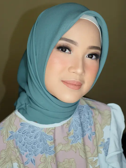 Dengan baju bermotif bunga, bisa banget nih jadi andalan untuk acara bukber. (instagram/chafrederica)