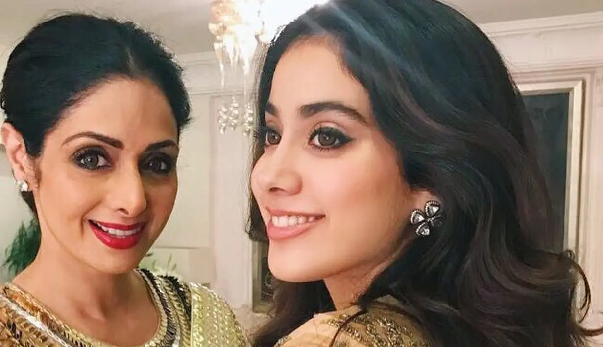 Seperti yang diberitakan sebelumnya, Sridevi meninggal dunia di Dubai saat menghadiri acara pernikahan sepupunya. Namun saat itu Janhvi tidak ikut bersama keluarganya lantaran berada di lokasi syuting. (Instagram/sridevi.kapoor)