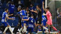 Para pemain Brighton and Hove Albion merayakan gol yang dicetak Dan Burn ke gawang Manchester City dalam laga pekan ke-37 Premier League di Amex Stadium, Rabu (19/5/2021) dini hari WIB. Sempat tertinggal 2 gol lebih dulu, Brighton menang 3-2 atas Manchester City. (GARETH FULLER / POOL / AFP)