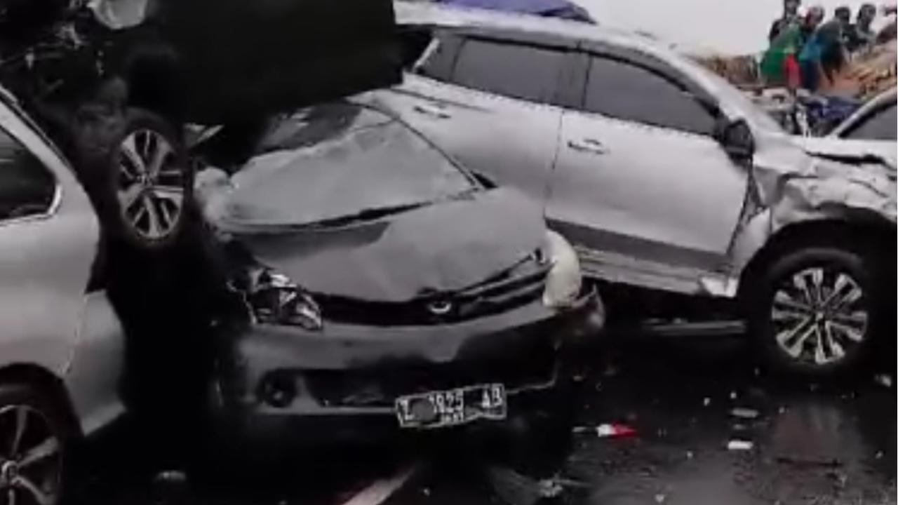 Tabrakan beruntun di Tol Cipularang