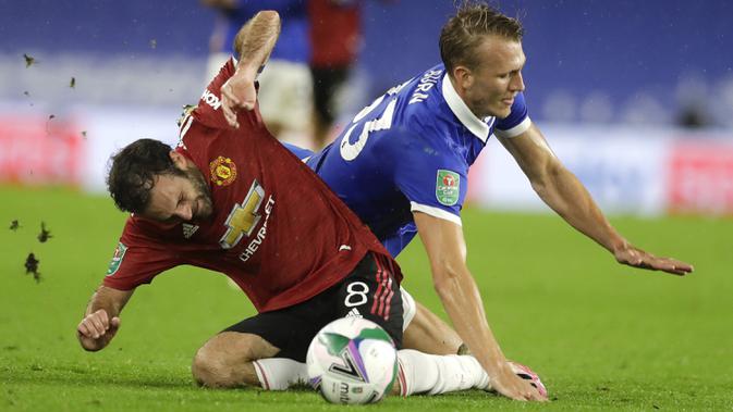 Gelandang Manchester United, Juan Mata, berebut bola dengan bek Brighton, Dan Burn, pada laga Carabao Cup di Stadion Falmer, Kamis (1/10/2020) dini hari WIB. Manchester United menang 3-0 atas Brighton. (Matt Dunham/Pool via AP)