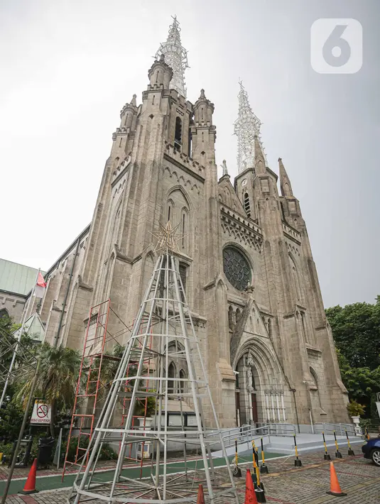 Suasana Gereja Katedral, Jakarta, Senin (20/12/2021). Sejumlah persiapan dan pemasangan dekorasi mulai dilakukan pihak Gereja Katedral untuk menyambut misa dan perayaan Natal. (Liputan6.com/Faizal Fanani)