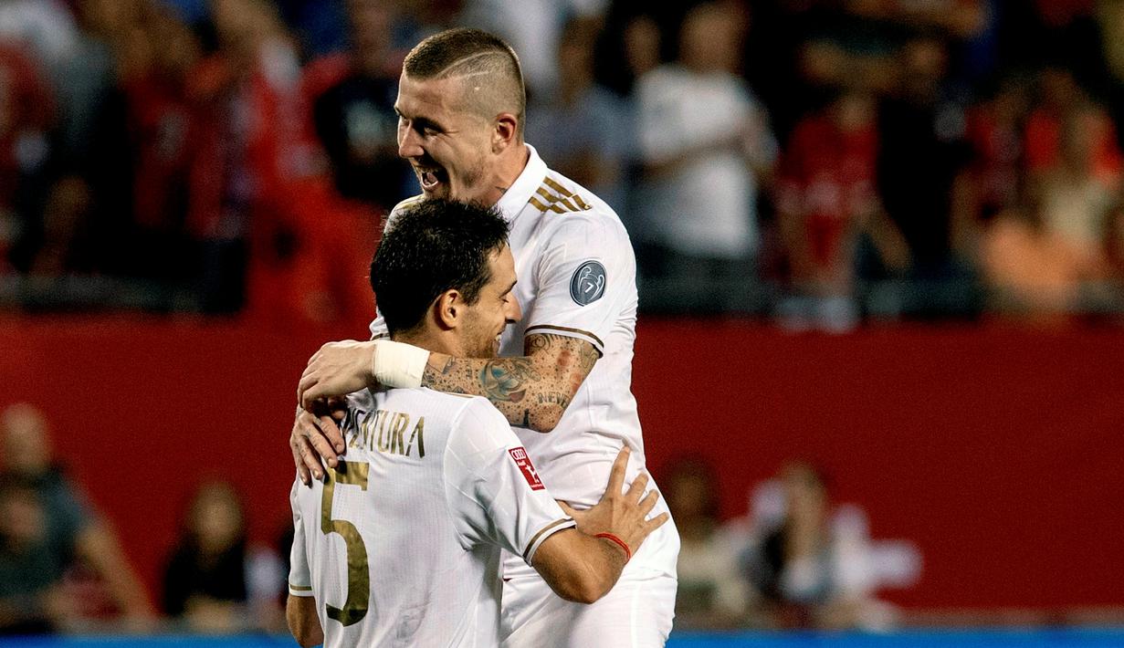 AC Milan mengalahkan Bayern Munchen lewat adu penalti 5-3, setelah sebelumnya imbang 3-3 dalam waktu normal 90 menit dalam International Champions Cup 2016 di Soldier Field, Chicago, Kamis (28/7/2016) pagi WIB. (EPA/John Gress)