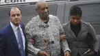 Aktor Amerika, Bill Cosby (tengah) tiba di Pengadilan Montgomery County, Pennsylvania, Rabu (30/12). Cosby dikenai tuduhan penyerangan seksual dalam satu peristiwa di tahun 2004 yang melibatkan seorang pegawai universitas setempat. (REUTERS/Mark Makela)