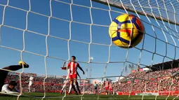 Pemain Real Madrid, Isco berhasil mencetak gol ke gawang Girona saat pertandingan La Liga di stadion Montilivi di Girona, Spanyol (29/10). Real Madrid harus menelan kekalahan 2-1 atas tuan rumah. (AP Photo/Manu Fernandez)