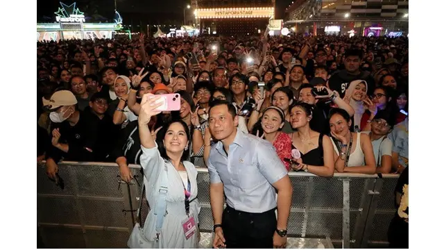 6 Potret Annisa Pohan Nonton SBY di Pestapora, Tenteng Tas Branded Rp27 Juta