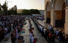 FOTO: Syahdu, Ribuan Jemaah Muslim Palestina Salat Iduladha di Komplek Al-Aqsa