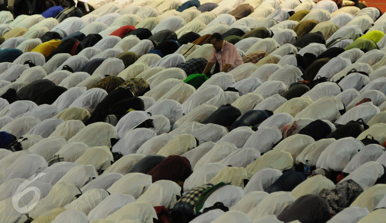 Puluhan ribu peserta demo 2 Desember menunaikan ibadah salat subuh berjamaah di Masjid Istiqlal, Jakarta, Jumat (2/12). Mereka kebanyakan telah tiba di Masjid Istiqlal sejak malam hari. (Liputan6.com/Gempur M Surya)