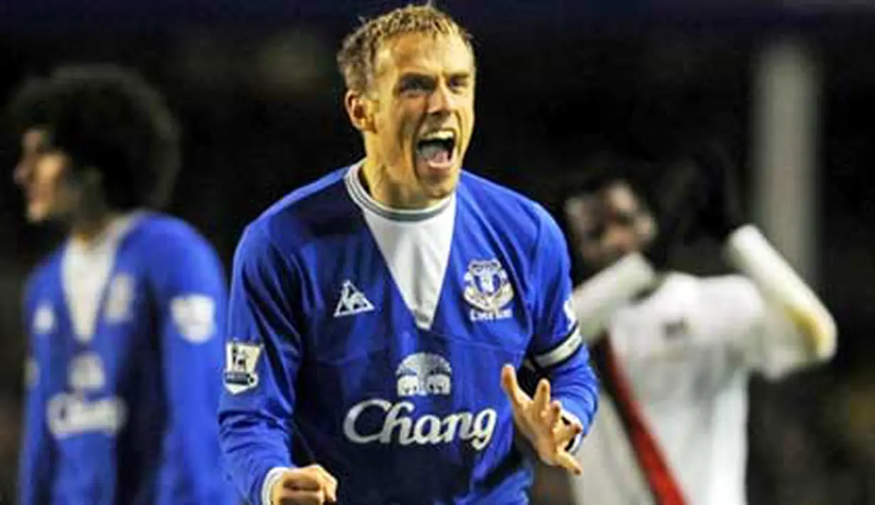 Selebrasi kapten Everton, Phil Neville seusai kemenangan timnya dari Manchester City di laga lanjutan EPL yang berlangsung di Goodison Park, Liverpool, 16 Januari 2010. Everton unggul 2-0. AFP PHOTO / MARTIN ELLIOTT 