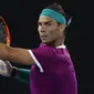 Laga yang digelar di Rod Laver Arena, Melbourne, Australia tersebut berlangsung sengit. Awalnya, Nadal kesulitan memberikan perlawanan dan harus tertinggal di set pertama dengan skor 2-6 dari Medvev. (AP/Hamish Blair)