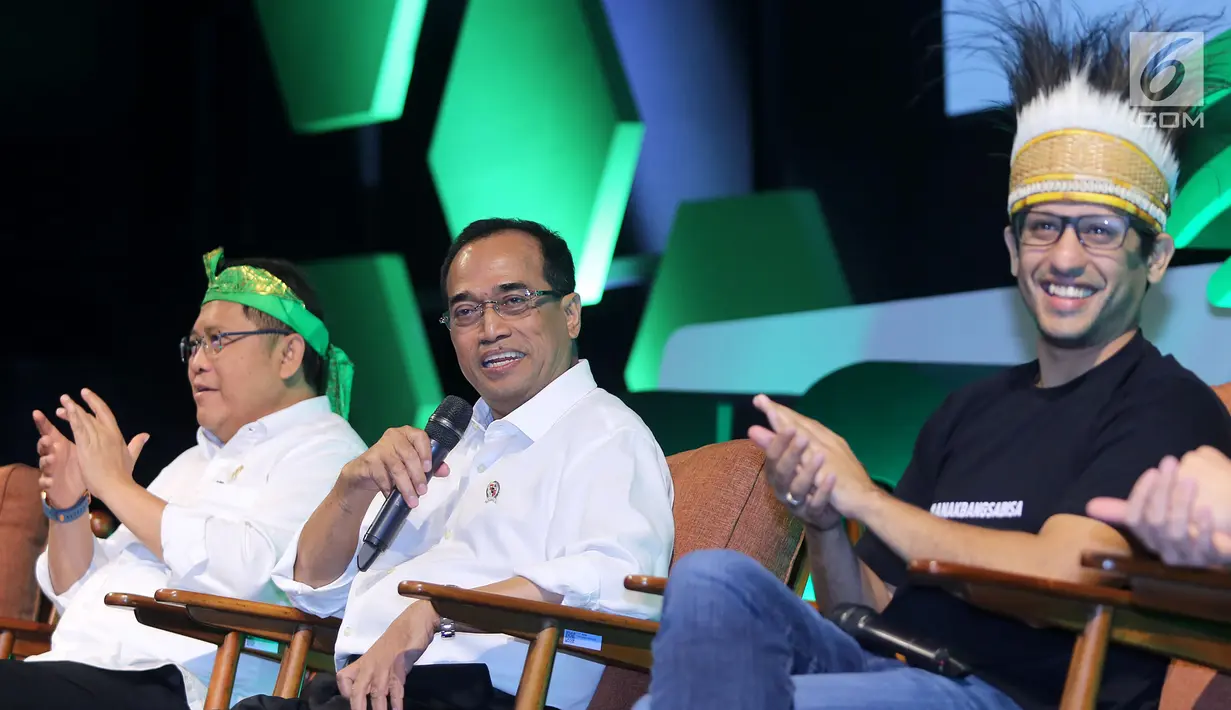 Menhub Budi Karya Sumadi (tengah), Menkominfo Rudiantara dan CEO dan Founder Go-Jek Nadiem Makarim memberi keterangan pers saat peluncuran layanan Go-Jek dari Sabang hingga Merauke di Jakarta, Rabu (15/8). (Liputan6.com/Fery Pradolo)