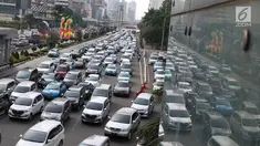 Kendaraan terjebak kemacetan di Jalan Sudirman, Jakarta, Jumat (23/6). Polda Metro Jaya tidak memberlakukan kawasan pengendalian lalu lintas ganjil-genap di beberapa jalan protokol Jakarta saat libur cuti bersama Lebaran. (Liputan6.com/Immanuel Antonius)