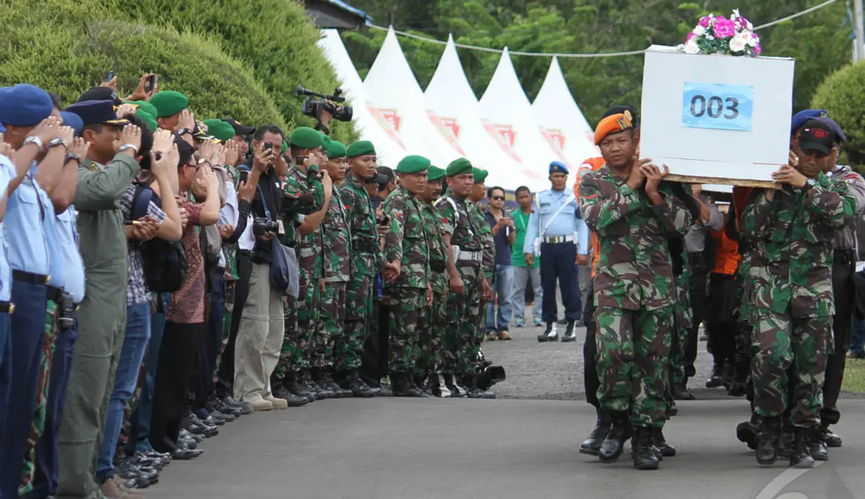 Empat jenazah korban pesawat AirAsia QZ8501 saat akan diterbangkan ke Surabaya dari Lanud Iskandar, Kamis (1/1/2015). (Liputan6.com/Herman Zakharia)
