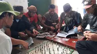 Para petani berkumpul untuk mengikuti pelatihan pertanian regeneratif agroforestri. Mereka mempelajari prinsip penerapan regeneratif dan model agroforestri untuk berkontribusi menjaga keseimbangan alam tanpa mengesampingkan aspek ekonomi. Foto: SNV.