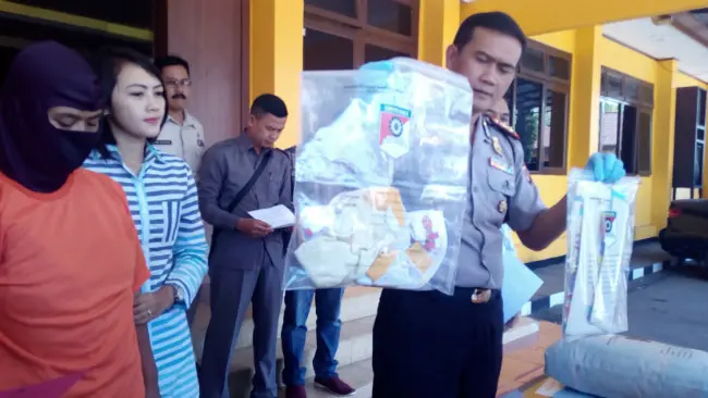 Cucu (27), seorang ibu di Garut, Jawa Barat tanpa belas kasihan, tega membunuh Ismail Nugraha, anaknya sendiri yang masih berusia 3 bulan di Kampung Patrol Desa Sindang Palay, Karangpawitan, Senin petang (23/10/2017). (Liputan6.com/Jayadi Supriadin)