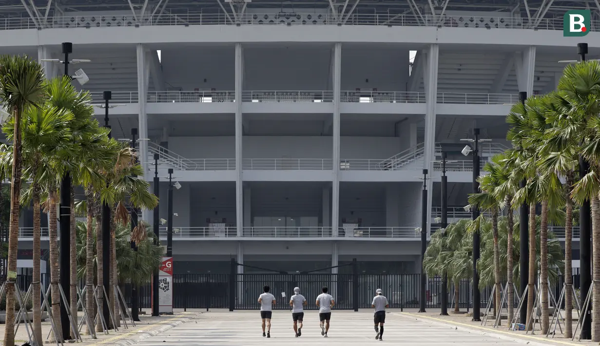 Pelatih Timnas Indonesia, Bima Sakti, bersama staf pelatihnya jogging menuju penginapan usai latihan di Stadion Madya Senayan, Jakarta, Rabu (21/11). Kebiasaan ini sering dilakukan sejak era Luis Milla. (Bola.com/M. Iqbal Ichsan)