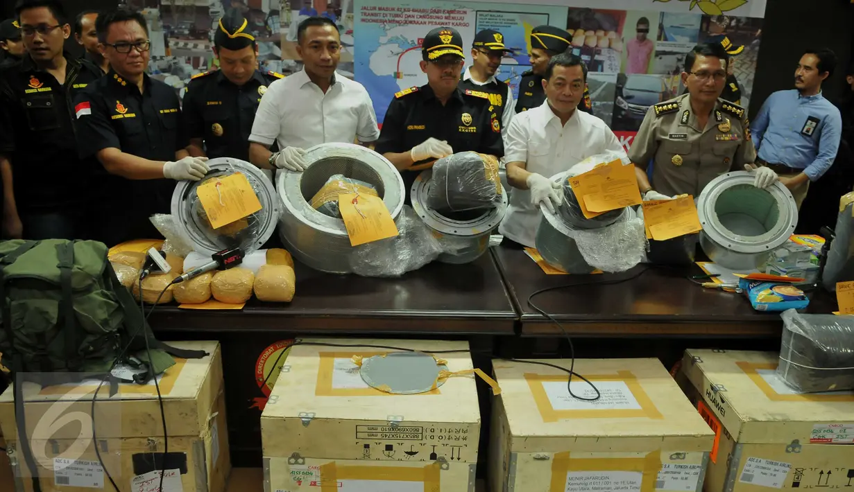 Direktorat Tindak Pidana Narkoba Bareskrim Polri bersama jajaran menunjukkan barang bukti sabu saat rilis kasus narkoba di Ditipid Narkoba Bareskrim Polri, Cawang, Jakarta Timur, Rabu (27/7).(Liputan6.com/Gempur M Surya)