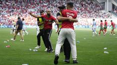 Petugas keamanan bekerja ekstra keras saat menangkap para suporter yang nekat menerobos lapangan saat Argentina berhadapan dengan Maroko pada laga grup B  Olimpiade Paris 2024. (AP Photo/Silvia Izquierdo)