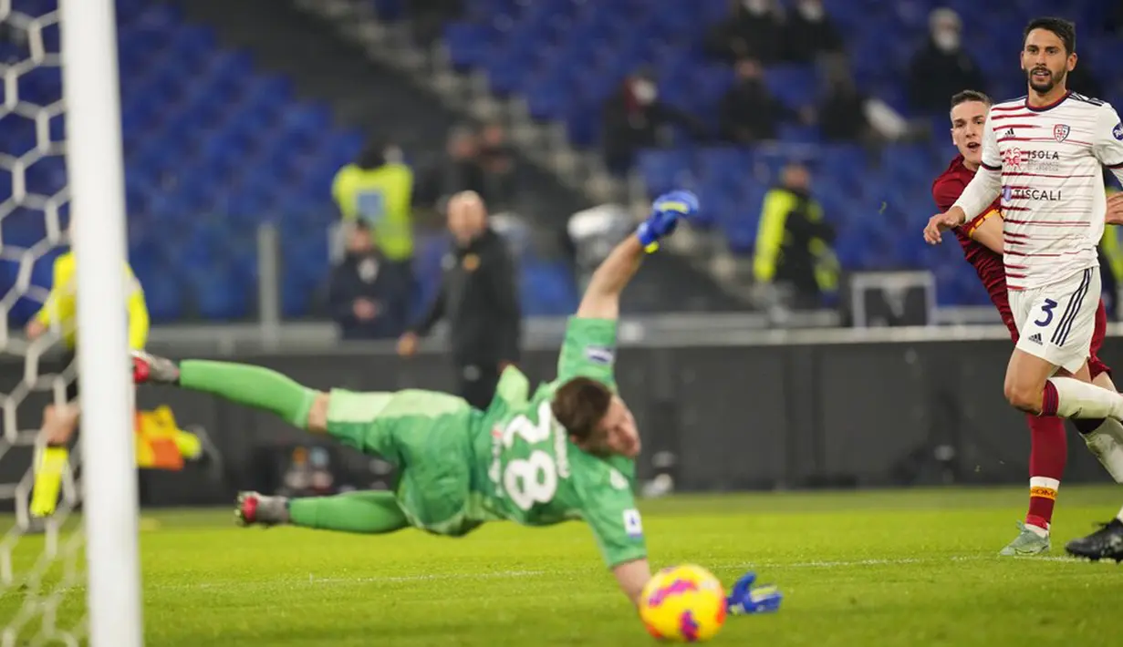 Pemain AS Roma Nicolo Zaniolo (kedua kanan) menendang bola saat melawan Cagliari pada pertandingan sepak bola Liga Italia di Stadion Olimpiade Roma, Italia, 16 Januari 2022. AS Roma berhasil mengalahkan Cagliari 1-0. (AP Photo/Andrew Medichini)