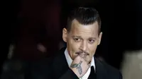 Johnny Depp selalu makan permen mint saat syuting The Tourist karena tak ingin Angelina Jolie merasa tak nyaman akan bau mulutnya. (TOLGA AKMEN / AFP)