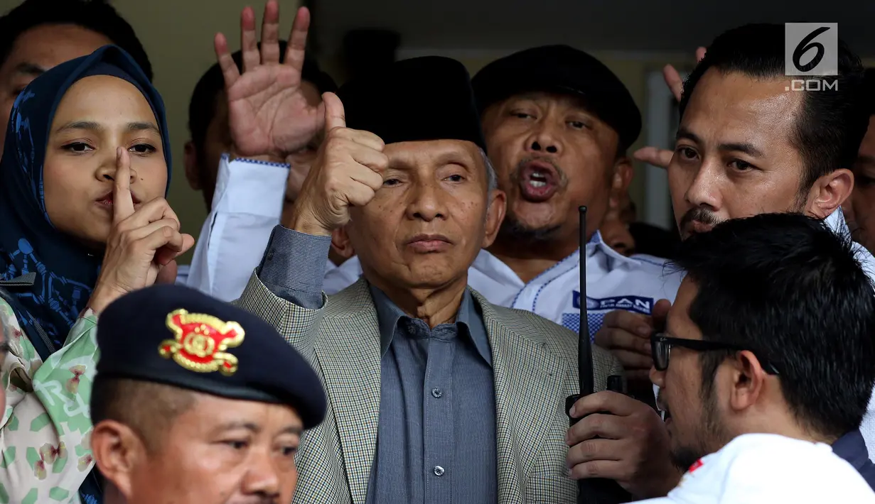 Mantan Ketua Umum DPP Partai Nasional Amanat (PAN), Amien Rais memenuhi panggilan kedua Polda Metro Jaya, Jakarta, Rabu (10/10). Amien Rais didampingi sejumlah pengacara dan putrinya Hanum Rais tiba di Polda Metro Jaya. (Liputan6.com/Johan Tallo)
