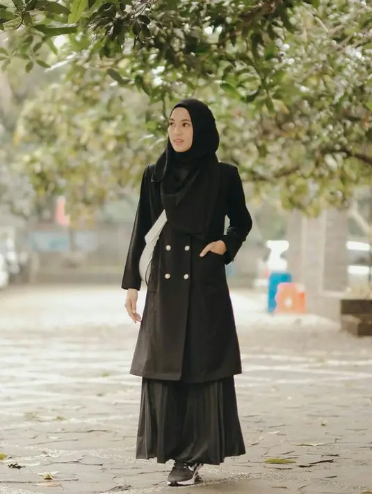 Outfit simpel juga bisa terlihat stylish dengan raincoat dan skirt warna hitam seperti akrtis alyssa soebandono ini. (FOTO: Instagram.com/ichasoebandono).