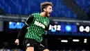 Kecocokan skema dengan Sassuolo. Timnas Italia yang diarsiteki Roberto Mancini memiliki skema yang mirip dengan Roberto De Zerbi di Sassuolo. Skema dinamis sudah terbiasa dimainkan Manuel Locatelli di Sassuolo, sehingga bisa beradaptasi dengan cepat di Timnas Italia. (Foto: AFP/Tiziana Fabi)