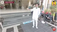 Viral Remaja Sambut Jamaah dan Rapikan Sandal, Ternyata Anak Sultan Pemilik Masjid. foto: Youtube 'MAT PECI'