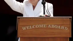 Mantan Ibu Negara AS, Nancy Reagan menyampaikan pidato di atas kapal induk terbaru AL Amerika di San Diego, California, 23 Juli 2004. Nancy (94) meninggal dunia pada 6 Maret 2016 setelah mengalami gagal jantung. (REUTERS/Mike Blake)