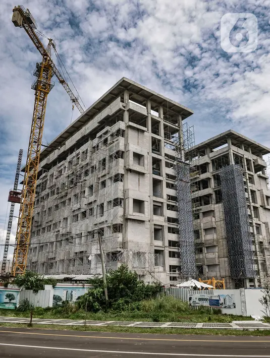 Suasana pembangunan gedung Universitas Islam Internasional Indonesia (UIII) di Cimanggis, Depok, Minggu (28/2/2021). Seperti diketahui, proyek kampus yang berdiri di lahan 142 hektare dan menelan anggaran 3,5 triliun itu molor dari target akibat pandemi Covid-19. (merdeka.com/Iqbal S Nugroho)
