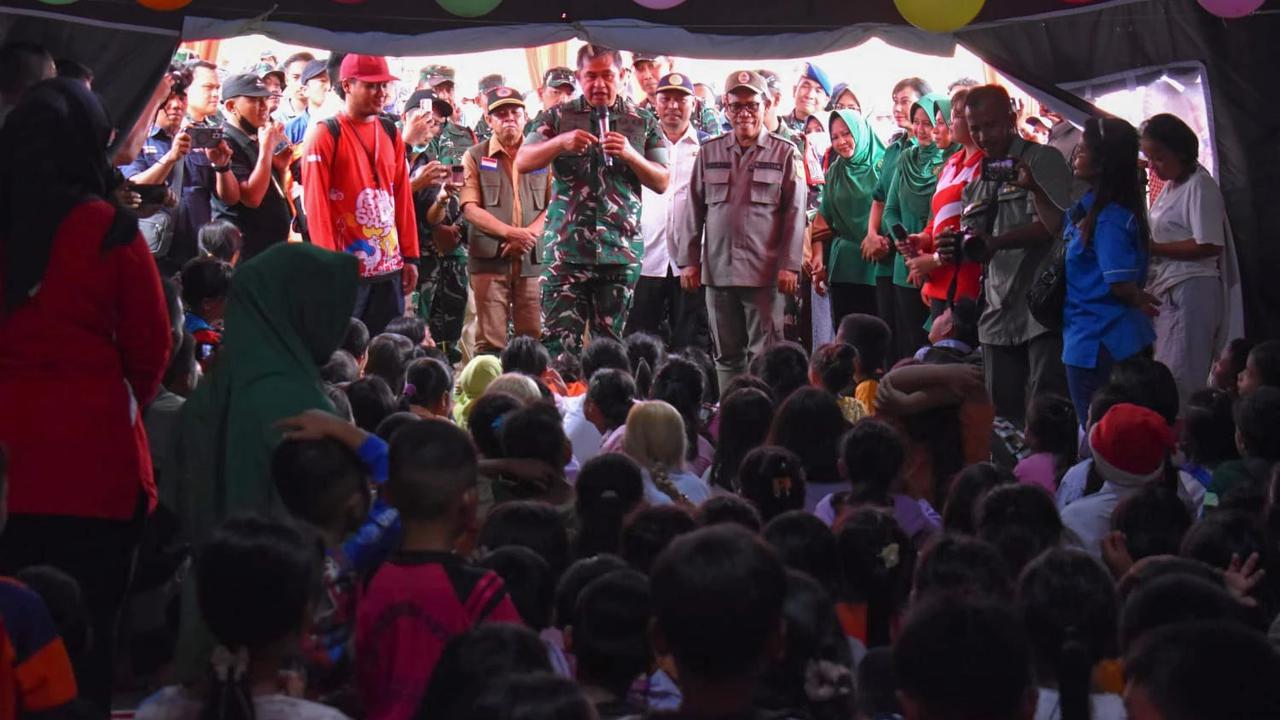 FOTO: Keakraban Kasad Bersama Warga Terdampak Bencana Tapanuli Tengah