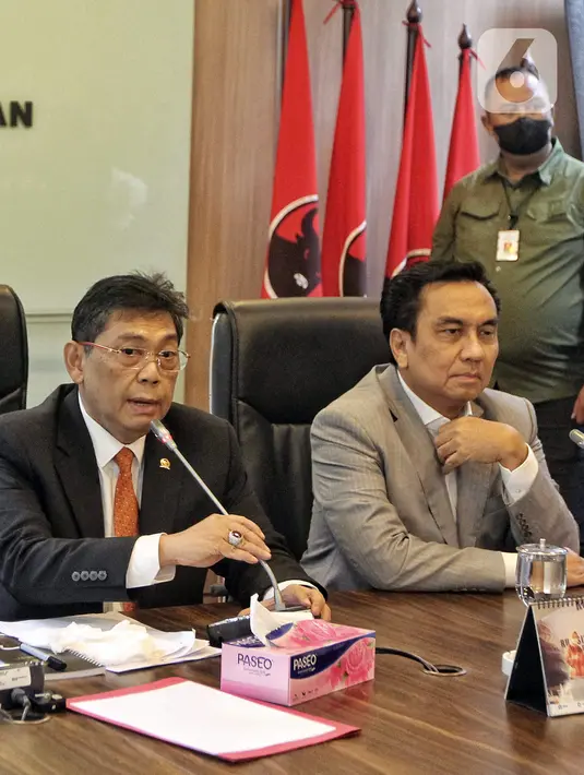 Anggota Komisi I DPR RI Effendi Simbolon (kanan) didampingi Ketua Fraksi PDI Perjuangan Utut Adianto (kiri) menyampaikan klarifikasi terkait pernyataannnya terhadap TNI AD di Gedung Parlemen, Jakarta, Rabu (14/9/2022). Effendi Simbolon menyatakan permintaan maaf atas pernyataannya yang sempat menyinggung perihal hubungan Panglima TNI Jenderal Andika Perkasa dengan KSAD Jenderal Dudung Abdurachman. (Liputan6.com/Angga Yuniar)