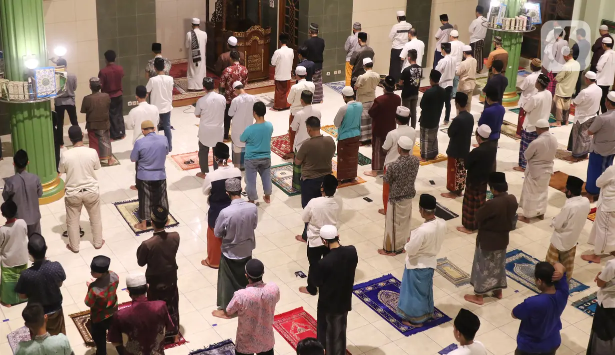 Jemaah melaksanakan salat tarawih pertama Ramadan 1441 Hijriah di Masjid Jami Al Ma'wa, Karang Tengah, Tangerang, Banten, Kamis (23/42020). Warga melaksanakan salat tarawih berjemaah dengan menerapkan physical distancing untuk mencegah penyebaran virus corona COVID-19. (Liputan6.com/Angga Yuniar)