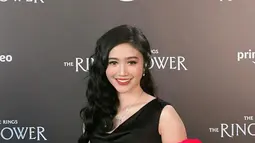 Febby Rastanty berpose saat menghadiri acara after party gala premier film The Rings of Power di Flower Dome, Singapura. Wanita 26 tahun ini tampil cantik dalam balutan gaun hitam. (Instagram/febbyrastanty)