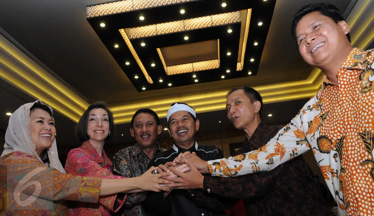 Direktur Eksekutif The Wahid, Yenny Wahid (kiri) dan Ketua Komnas HAM Nur Kholis (kedua kanan) saling berjabat tangan pada Kongres Nasional Kebebasan Beragama dan Berkeyakinan di Jakarta, Selasa (23/2). (Liputan6.com/Helmi Afandi)