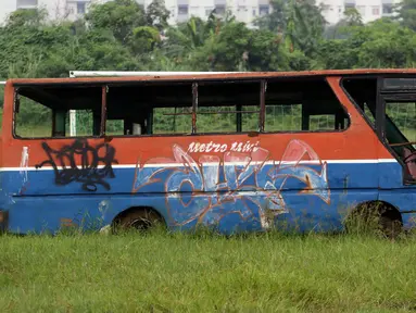 Bangkai armada transportasi Metromini terparkir di Pool Bus Dinas Perhubungan DKI Jakarta, Rawa Buaya, Jumat (23/3). Bus Metromini yang rusak dan tak layak mulai digantikan oleh angkutan umum Minitrans dan Metrotrans. (Liputan6.com/Arya Manggala)